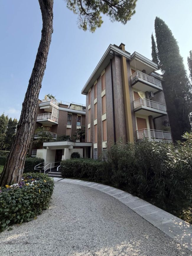 Spacious apartment in Gardone near the lake