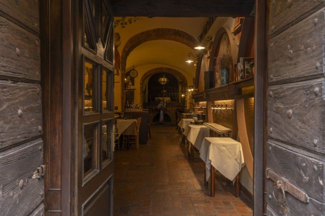 Historic Restaurant for Sale – Well-Established Business Since 1987