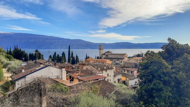 Importante proprietà con vista lago.