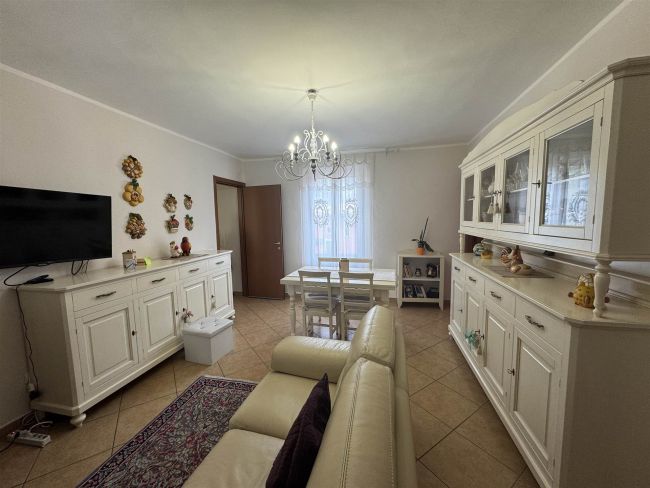 Quadrilocale ristrutturato su due livelli in vendita a Roè Volciano