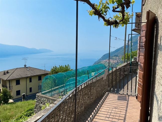 Trilocale in centro storico con vista lago