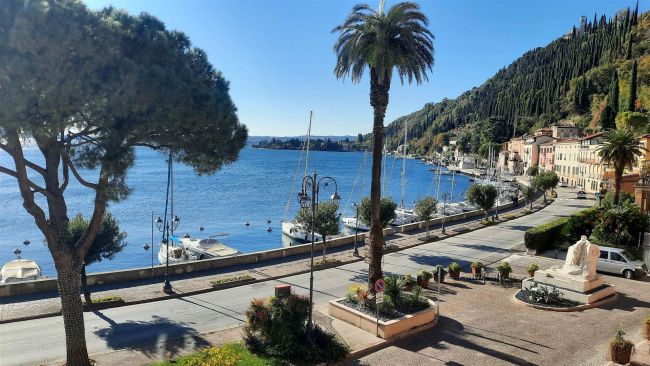 Trilocale in palazzina fronte lago