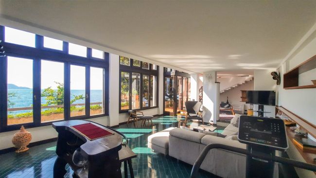 Villa in stile limonaia direttamente a lago