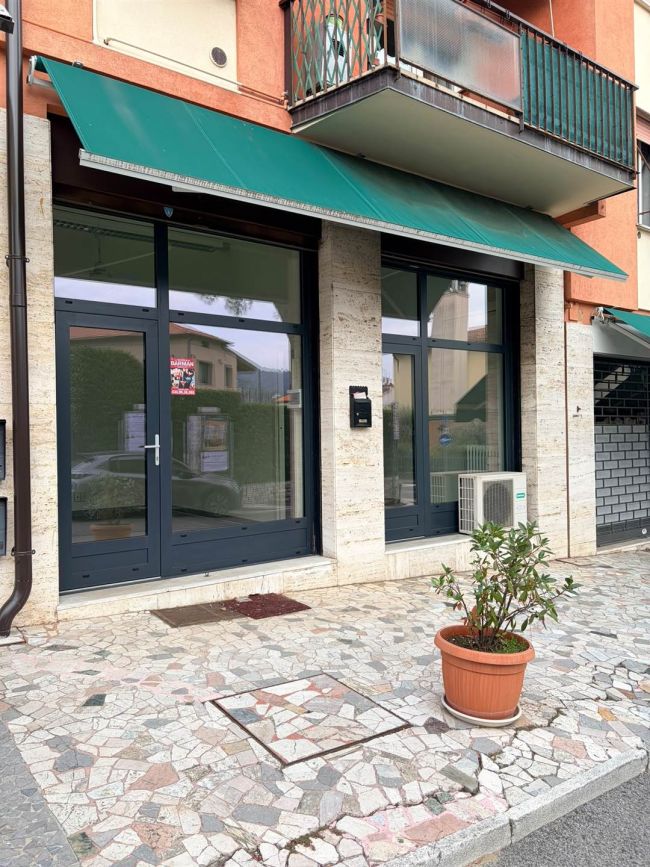 Negozio in vendita a Salò vicino al centro – 55 mq con due vetrine su strada