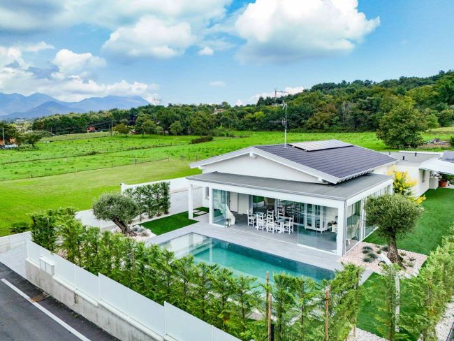 Villa singola moderna con piscina, ampio giardino e box quadruplo – Classe A+