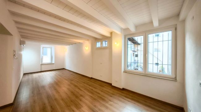 Neue zentrale 3-Zimmer-Wohnung im Dachgeschoss