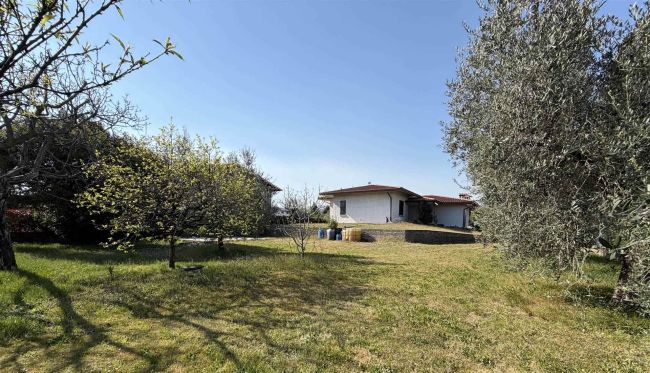 Villa singola con ampio giardino e taverna in vendita a Puegnago del Garda – Lago di Garda