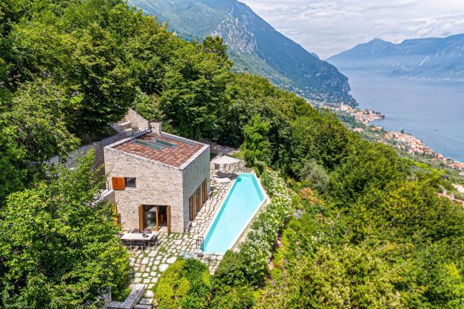 Posizione esclusiva sopra il Lago di Garda: gioiello architettonico con piscina a sfioro e vista panoramica mozzafiato.