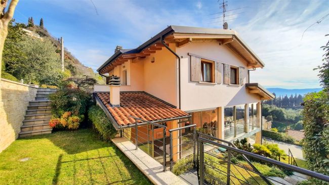 Villa singola composta da tre appartamenti indipendenti