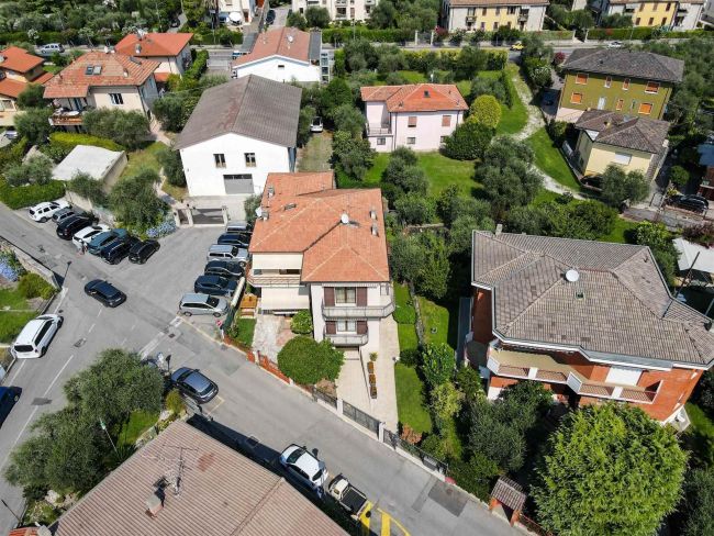 Ampia bifamigliare vicinanze lago e servizi.