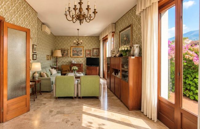 Villa with 2 Apartments Near the Lake