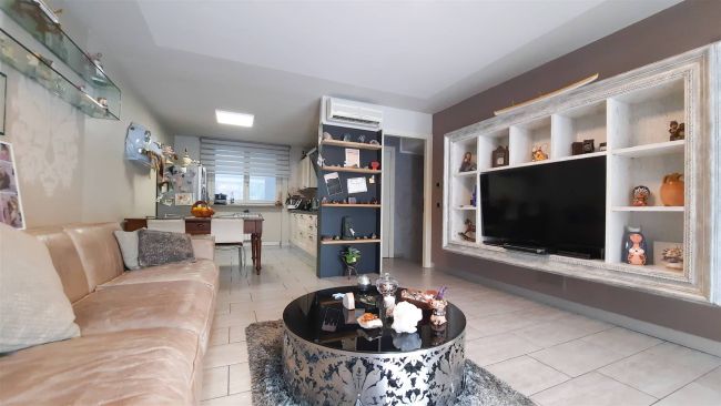 Ampia villa singola con piscina.