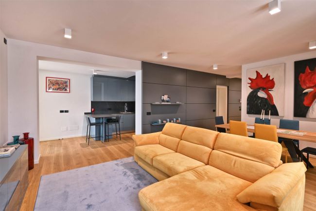 Elegante appartamento di ampie dimensioni con terrazzo sul lungolago di Gargnano