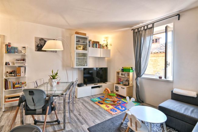 Luminoso Appartamento in Centro a Gargnano: Spazio e Comodità a Due Passi dal Lago