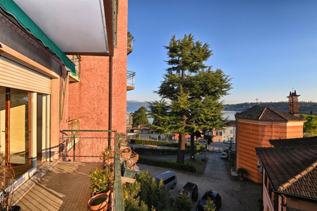 Quadrilocale con ascensore, terrazzo e parziale vista lago