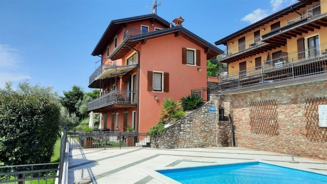 Mansarda immersa nel verde e con vista lago