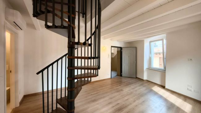 Neue zentrale 3-Zimmer-Wohnung im Dachgeschoss