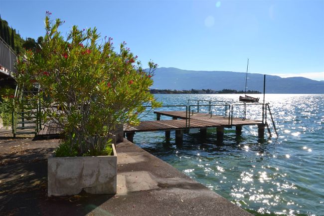 Trilocale in villa fronte lago