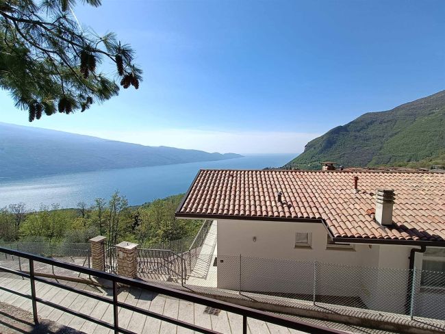 Villa di pregio con vista lago e piscina