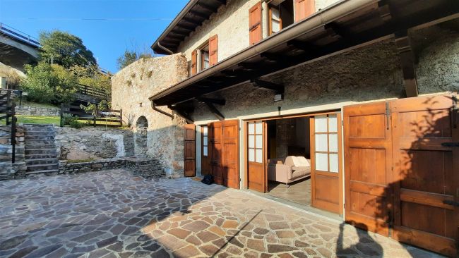 Villa in pietra vicinanze lago