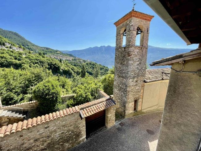 Casa con due appartamenti trilocali, cantina e posto auto