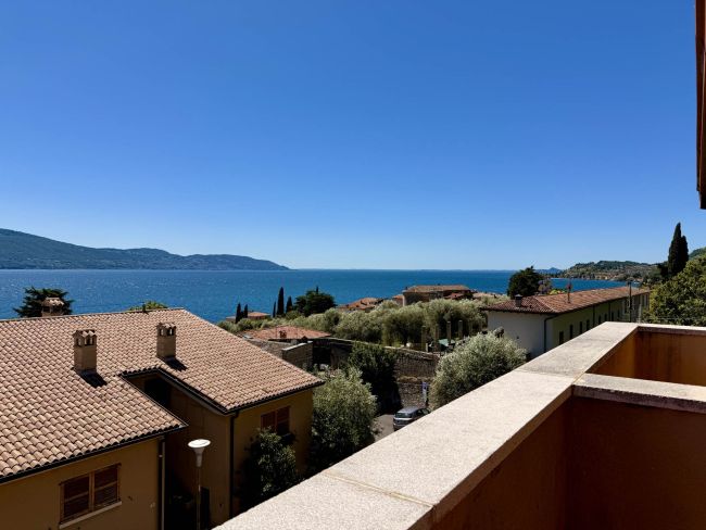 Lake View Apartment with Private Garden in Gargnano
