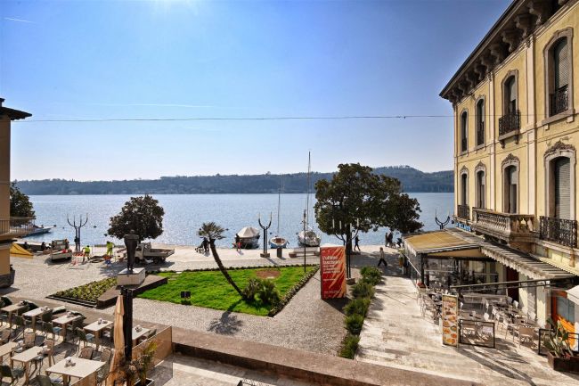 Ampio appartamento con vista lago in vendita nel centro storico di Salò – Lago di Garda