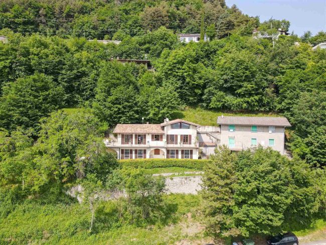 Villa con ampio giardino e stupenda vista lago