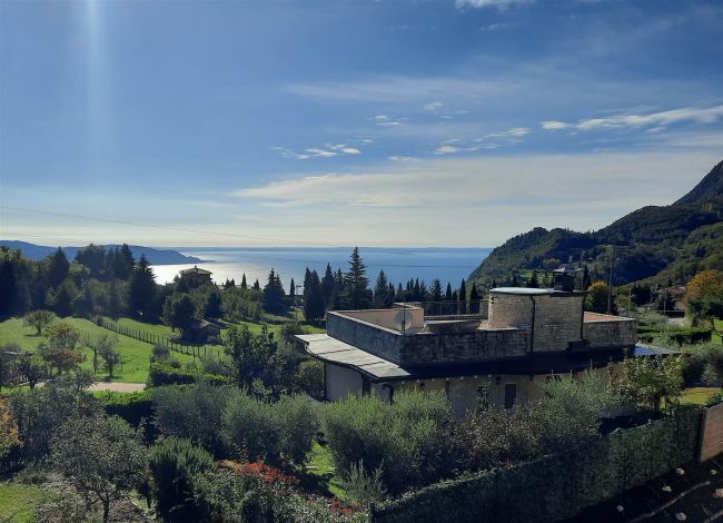 Moderna villa singola con piscina e vista lago