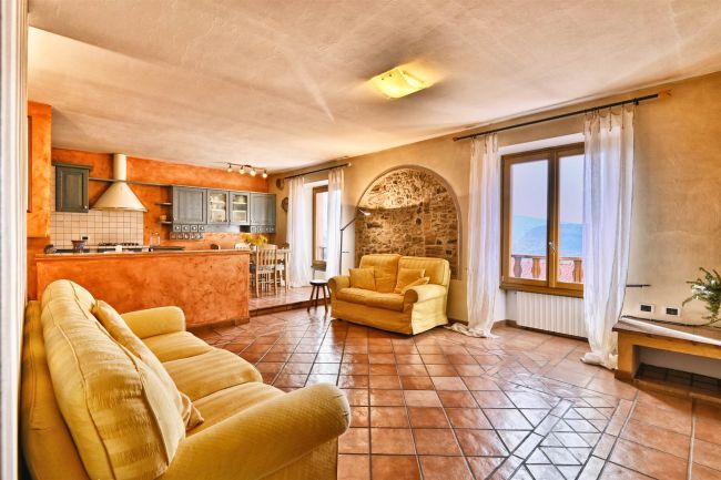 Appartamento con vista lago in immobile caratteristico