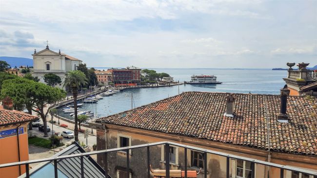 Attico con vista lago e terrazza.