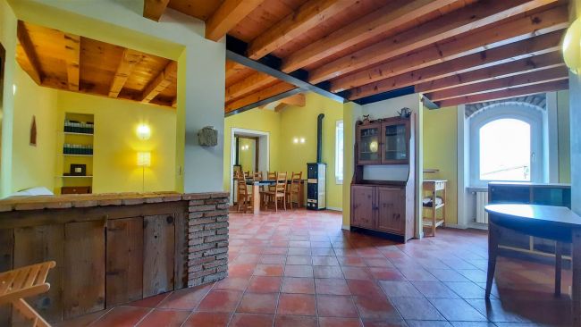 Luminosa mansarda con vista lago.