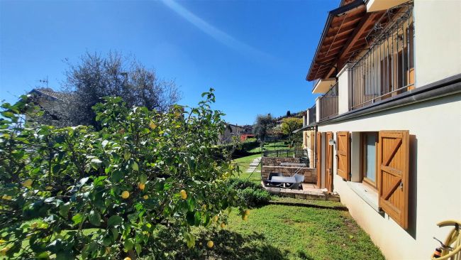 Porzione di villa bifamigliare con vista lago.