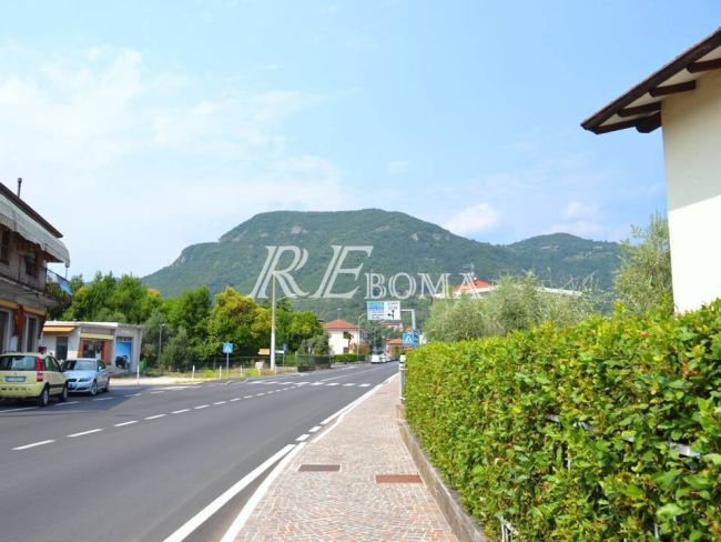 Soluzione commerciale con tre unità abitative