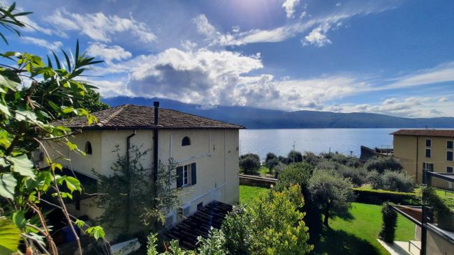 Palazzetto fronte lago