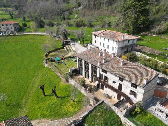 Complesso Immobiliare a Liano, Gargnano – Ottima Opportunità di Investimento