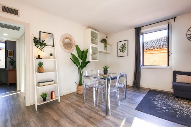 Luminoso Appartamento in Centro a Gargnano: Spazio e Comodità a Due Passi dal Lago