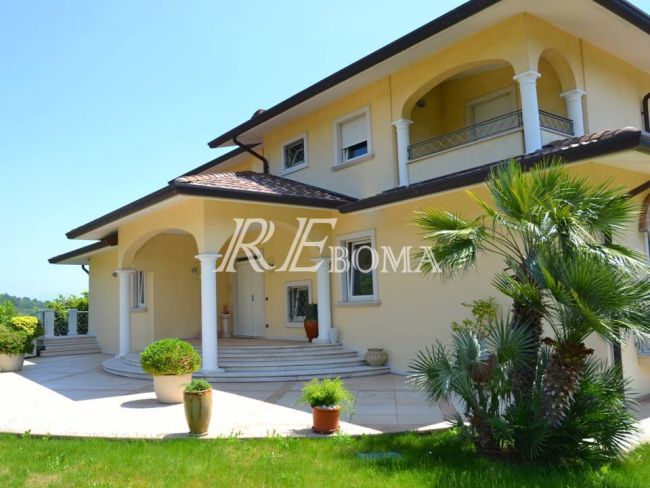 Villa di prestigio con vista lago dominante su Salò – Lago di Garda