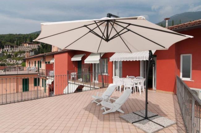 Toscolano Maderno, undici appartamenti con parco, piscina e terrazze vista lago.