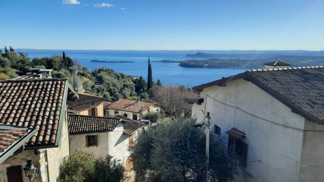 In antico borgo trilocale ristrutturato con vista lago