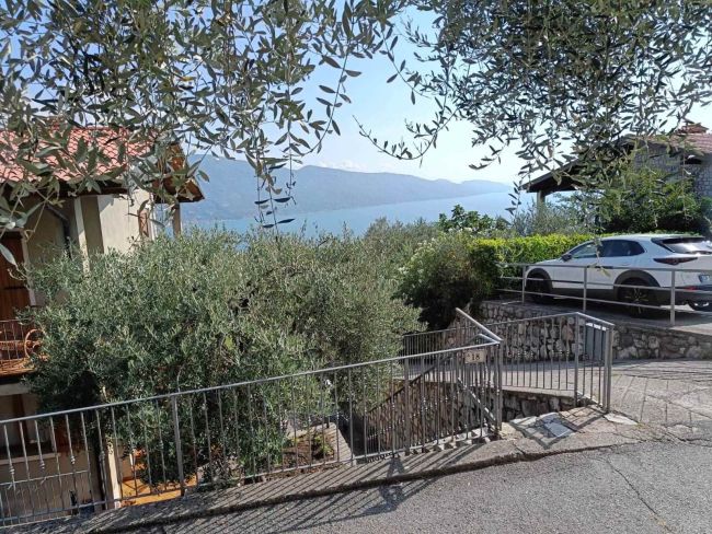 Appartamento bilocale con vista lago e spazio esterno