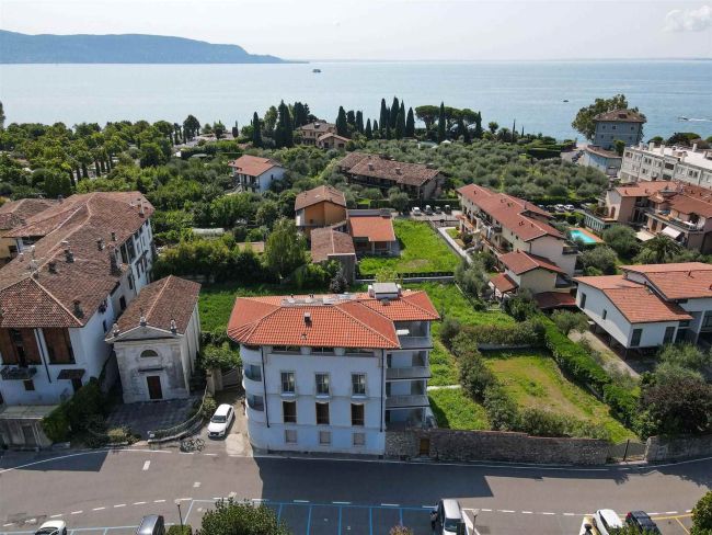 Nuova palazzina con tre appartamenti ed un ufficio vicinanze lungolago.