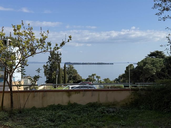 Appartamento con ampio terrazzo vista lago – Lago di Garda