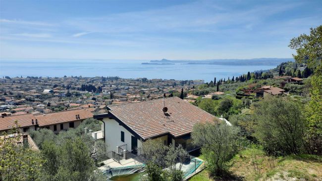 Porzione di bifamigliare con spettacolare vista lago.
