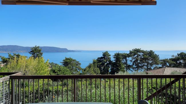 Trilocale con doppi servizi in residence con vista lago dominante