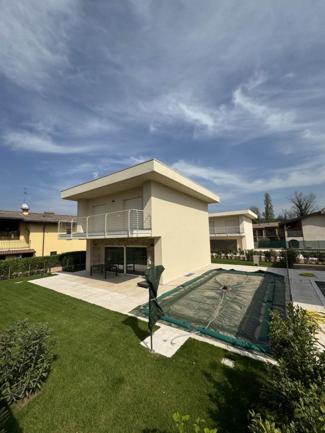 Villa di nuova costruzione con piscina a pochi passi dal lago